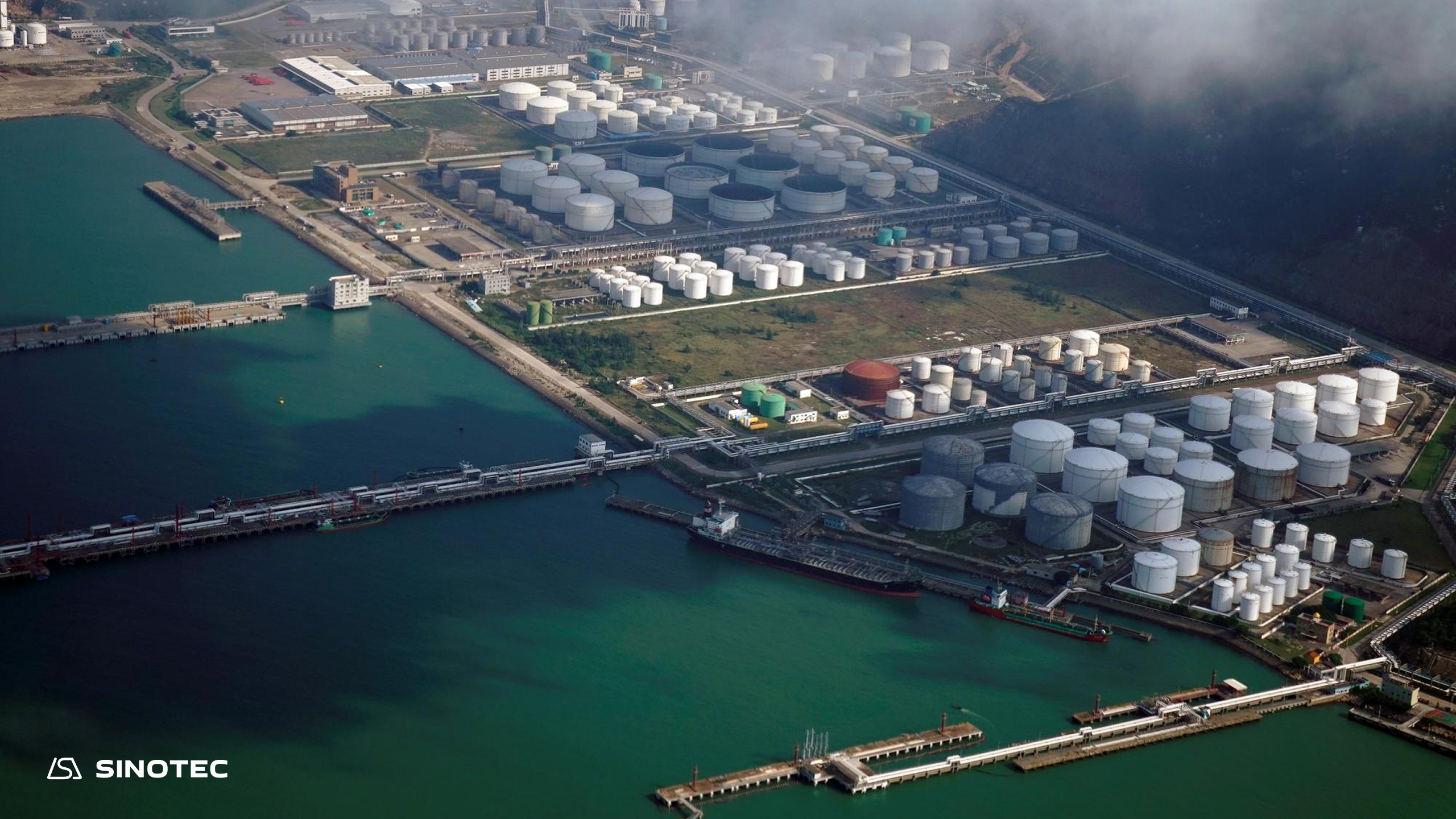 Global Crude Oil Market: Supply Pressures, Inventory Dynamics, and Downstream Implications